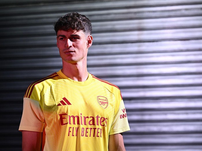 LONDON, ENGLAND - JULY 02: Kepa Arrizabalaga signs for Arsenal at the Sobha Realty Training Centre on July 02, 2025 in London, England.  (Photo by David Price/Arsenal FC via Getty Images)