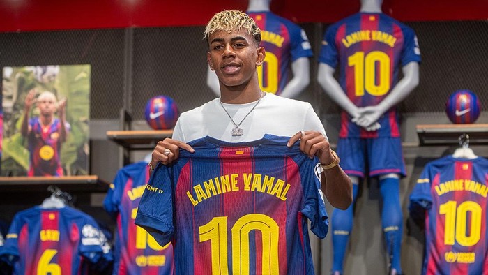 BARCELONA CATALONIA, SPAIN - JULY 16: Footballer Lamine Yamal poses with a jersey after signing his contract with FC Barcelona on July 16, 2025, in Barcelona, Catalonia, Spain. The striker renews his contract with FC Barcelona until 2031, making him one of the clubs highest-paid players. The agreement, which came into effect on July 13 when he turned 18, ensures his continuity with the team until that date. The base salary will be 15 million euros per year, with the possibility of increasing to 20 million euros if he meets performance and title objectives. (Photo By Lorena Sopena/Europa Press via Getty Images)