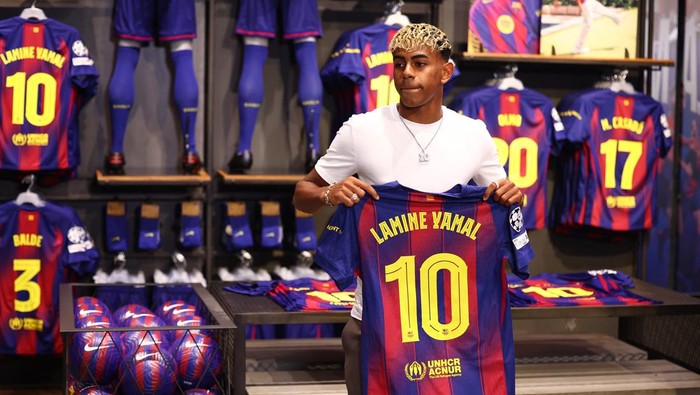 Soccer Football - Lamine Yamal signs contract extension with FC Barcelona - Barcelona, Spain - July 16, 2025 FC Barcelona's Lamine Yamal poses with a shirt during his contract extension signing REUTERS/Albert Gea