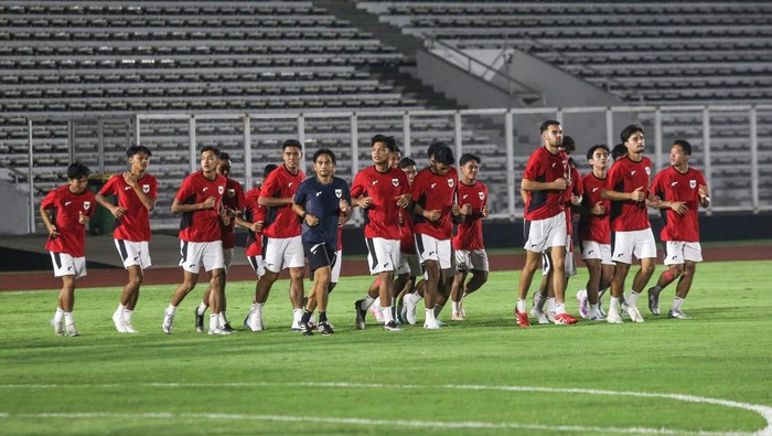 Latihan Timnas Indonesia U-23 Jelang Lawan Filipina Pesepak bola Timnas Indonesia U-23 melakukan pemanasan saat mengikuti sesi latihan resmi jelang pertandingan Piala AFF 2025 di Stadion Madya, Senayan, Jakarta, Kamis (17/7/2025). Latihan tersebut sebagai persiapan menjelang laga melawan Timnas Filipina U-23 pada Jumat (18/7) di Stadion Utama Gelora Bung Karno. ANTARA FOTO/Asprilla Dwi Adha/nym.