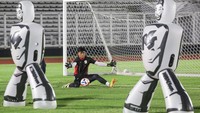 Penjaga gawang Timnas Indonesia U-23 Cahya Supriadi mengasah kemampuannya saat sesi latihan. Foto: ANTARA FOTO/Asprilla Dwi Adha