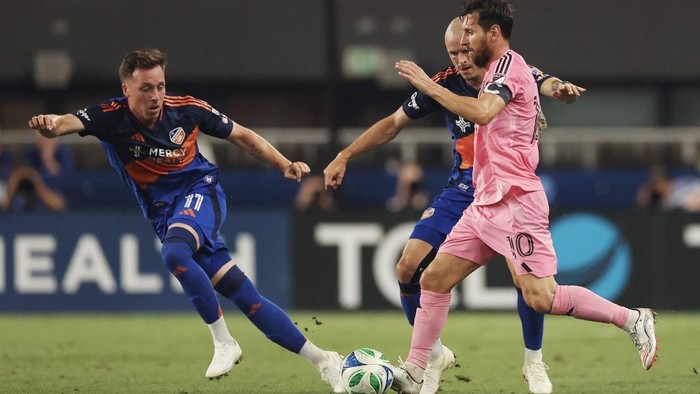 CINCINNATI, OHIO - JULY 16: Lionel Messi #10 of Inter Miami CF controls the ball whilst under pressure from Brad Smith #14 and Corey Baird #11 of FC Cincinnati during the MLS match between FC Cincinnati and Inter Miami CF at TQL Stadium on July 16, 2025 in Cincinnati, Ohio.   Andy Lyons/Getty Images/AFP (Photo by ANDY LYONS / GETTY IMAGES NORTH AMERICA / Getty Images via AFP)