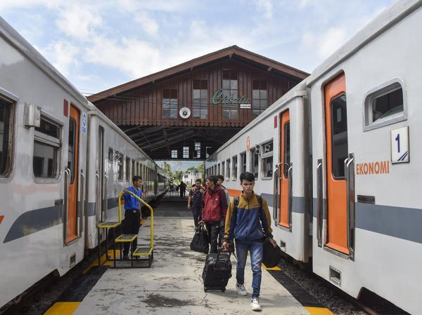 Stasiun Cibatu, Jejak Rel Tinggi Warisan Belanda yang Tetap Aktif