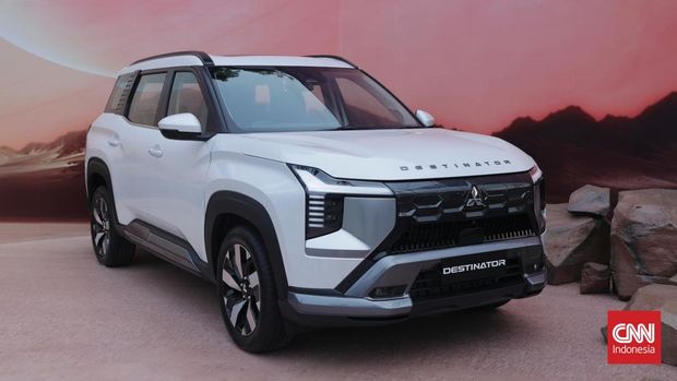 Mitsubishi Motors Corporation resmi meluncurkan Mitsubishi Destinator di Indonesia. SUV terbaru dengan kapasitas tujuh penumpang. Peluncuran perdana ini dilakukan di Jakarta, Kamis, 17 Juli 2025 menjelang ajang GAIKINDO Indonesia International Auto Show (GIIAS) ke-32, yang akan dibuka pada 23 Juli 2025. CNN Indonesia/Safir Makki