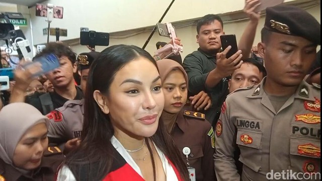 Kabar Terkini Artis dari InsertLive : Eksepsi Nikita Mirzani Ditolak, Pengaca Reza Gladys: Sadar Diri