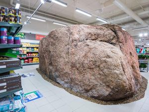 Unik! Penampakan Batu Besar Berusia Ribuan Tahun di Dalam Supermarket Unik! Penampakan Batu Besar Berusia Ribuan Tahun di Dalam Supermarket