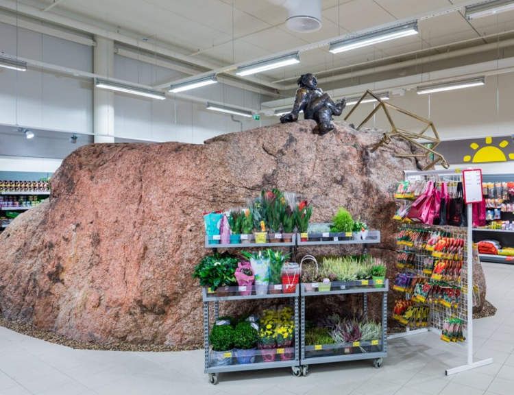 Penampakan Batu Besar Berusia Ribuan Tahun di Dalam Supermarket di Haabneeme, Estonia.