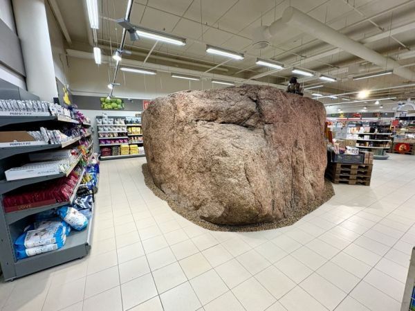 Penampakan Batu Besar Berusia Ribuan Tahun di Dalam Supermarket di Haabneeme, Estonia.