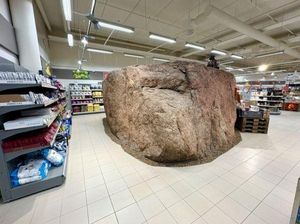 Gokil! Supermarket Ini Punya Batu Purba Raksasa di Tengah Rak Belanja Gokil! Supermarket Ini Punya Batu Purba Raksasa di Tengah Rak Belanja
