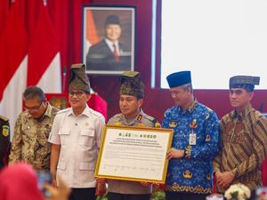 Polda Riau Terima Penghargaan dari Menteri P2MI Usai Bongkar Kasus TPPO Polda Riau Terima Penghargaan dari Menteri P2MI Usai Bongkar Kasus TPPO