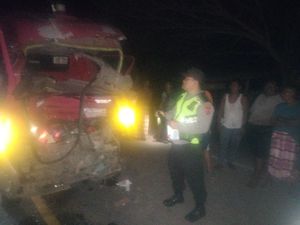 Truk Tangki Tabrak Fuso Parkir di Muaro Jambi, Sopir Patah Kaki Truk Tangki Tabrak Fuso Parkir di Muaro Jambi, Sopir Patah Kaki
