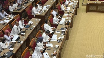 Momen Ultah, Melly Goeslaw dan Giring Berbalas Nyanyi di Rapat DPR