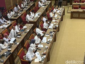 Momen Ultah, Melly Goeslaw dan Giring Berbalas Nyanyi di Rapat DPR