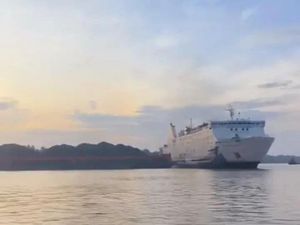 Tongkang Batubara Tabrak KM Dharma Kartika, Penumpang Berhamburan Tongkang Batubara Tabrak KM Dharma Kartika, Penumpang Berhamburan