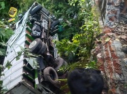 Truk Terjun ke Jurang 7 Meter di Karangasem, Sopir-Penumpang Dilarikan ke RS