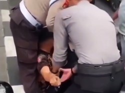 Video: Viral Polisi Nangis Minta Tolong saat Dijemput Provos di Ternate