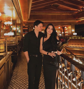 7 Foto Mesra Andrew Andika &amp; Pacar Baru yang Dikabarkan Sudah Tunangan