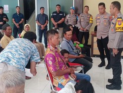 Belasan Orang Tua Jemput Anaknya di Mapolres Lamongan