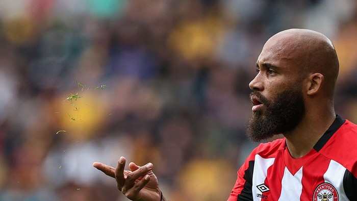 WOLVERHAMPTON, ENGLAND - MAY 25: Brentfords Bryan Mbeumo throws some grass into the air to check the wind as he prepares to take a free kick during the Premier League match between Wolverhampton Wanderers FC and Brentford FC at Molineux on May 25, 2025 in Wolverhampton, England. (Photo by Lee Parker - CameraSport via Getty Images)