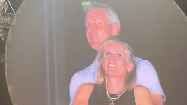 CEO Astronomer Andy Byron kedapatan berpelukan dan bermesraan dengan Kepala HRD Astronomer, Kristin Cabot, di konser Coldplay di Boston. Kemesraan keduanya pun terbongkar karena tersorot kiss cam.