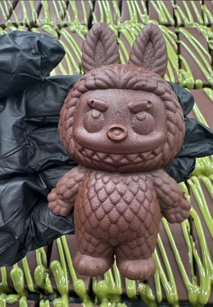 Kreasi Cokelat Dubai Labubu di Toko Cokelat ala Timur Tengah yang ada di Tampa, Florida, Amerika.