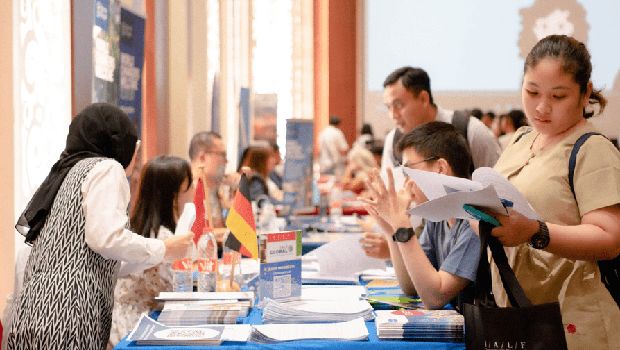 Kunjungan Booth IALF Scholarship Info Day 2024 (Dok: IALF)