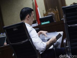Video: Yang Dilakukan Tom Lembong Saat Divonis 4,5 Tahun Penjara Video: Yang Dilakukan Tom Lembong Saat Divonis 4,5 Tahun Penjara