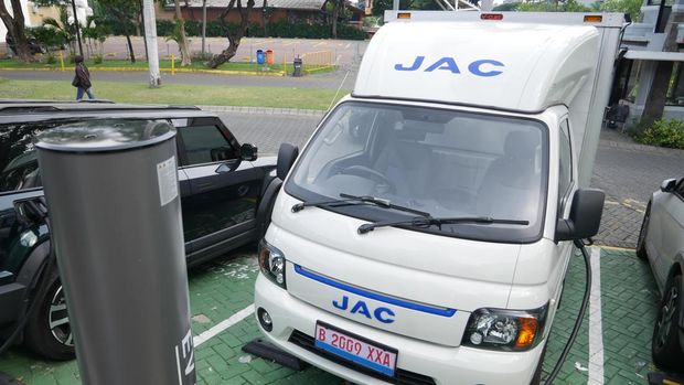 Salah Satu Unit Truk Listrik Sedang Proses Charging di SPKLU Spazio Surabaya