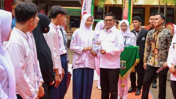 Andra Soni Serahkan Rekening ke Siswa SMA/SMK Swasta Gratis di Banten