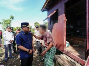 Gubernur Sulsel Beri Bantuan Bedah Rumah untuk Warga Kurang Mampu di Barru Gubernur Sulsel Beri Bantuan Bedah Rumah untuk Warga Kurang Mampu di Barru