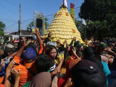 Gunungan Tahu Takwa Jadi Rebutan Warga di Ritual Bersih Desa Kediri