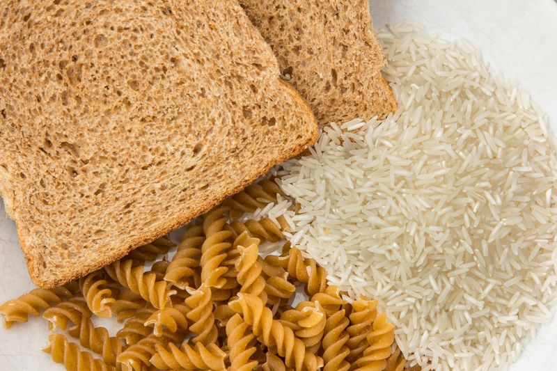 Ilustrasi nasi atau beras roti dan pasta Selection of grains from bread to pasta and rice.