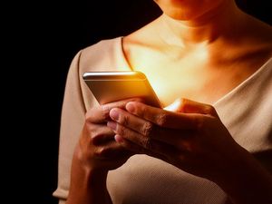 Stres Terus Sepanjang Hari? Bisa Jadi karena Bangun Tidur Langsung Main HP