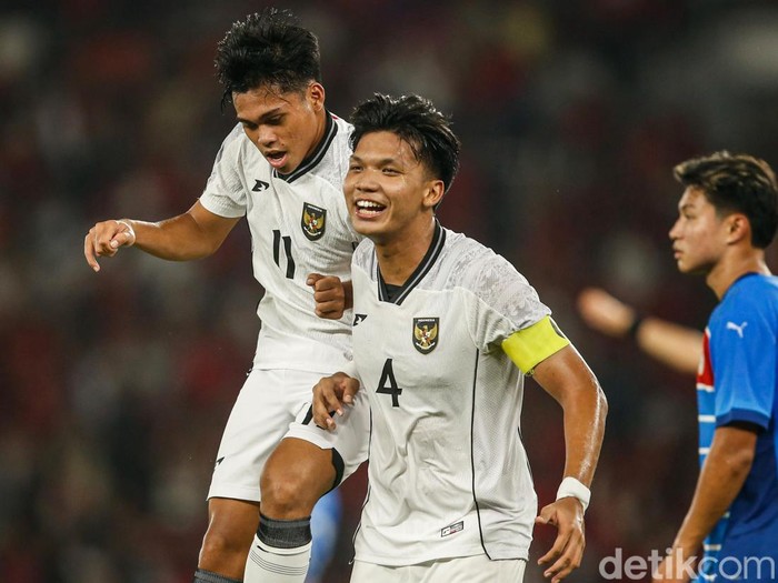 Timnas Indonesia U-23 menutup babak pertama dengan keunggulan 1-0 atas Filipina di Piala AFF U-23 2025. Garuda Muda memimpin berkat gol bunuh diri. Laga Indonesia vs Filipina di lanjutan pertandingan Grup A Piala AFF U-23 2025 digelar di Stadion Utama Gelora Bung Karno, Jakarta, Jumat (18/7/2025) malam WIB.