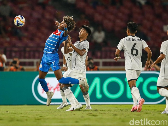 Timnas Indonesia U-23 menutup babak pertama dengan keunggulan 1-0 atas Filipina di Piala AFF U-23 2025. Garuda Muda memimpin berkat gol bunuh diri. Laga Indonesia vs Filipina di lanjutan pertandingan Grup A Piala AFF U-23 2025 digelar di Stadion Utama Gelora Bung Karno, Jakarta, Jumat (18/7/2025) malam WIB.