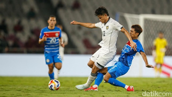 Indonesia Vs Filipina: Garuda Muda Unggul 1-0 di Babak Pertama Timnas Indonesia U-23 menutup babak pertama dengan keunggulan 1-0 atas Filipina di Piala AFF U-23 2025. Garuda Muda memimpin berkat gol bunuh diri. Laga Indonesia vs Filipina di lanjutan pertandingan Grup A Piala AFF U-23 2025 digelar di Stadion Utama Gelora Bung Karno, Jakarta, Jumat (18/7/2025) malam WIB.