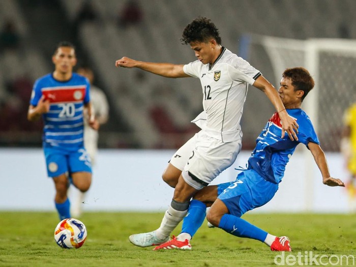 Timnas Indonesia U-23 menutup babak pertama dengan keunggulan 1-0 atas Filipina di Piala AFF U-23 2025. Garuda Muda memimpin berkat gol bunuh diri. Laga Indonesia vs Filipina di lanjutan pertandingan Grup A Piala AFF U-23 2025 digelar di Stadion Utama Gelora Bung Karno, Jakarta, Jumat (18/7/2025) malam WIB.