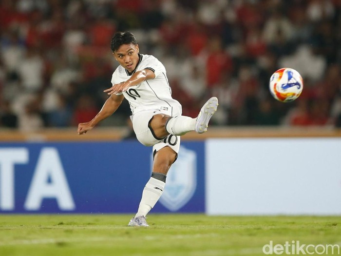 Timnas Indonesia U-23 menutup babak pertama dengan keunggulan 1-0 atas Filipina di Piala AFF U-23 2025. Garuda Muda memimpin berkat gol bunuh diri. Laga Indonesia vs Filipina di lanjutan pertandingan Grup A Piala AFF U-23 2025 digelar di Stadion Utama Gelora Bung Karno, Jakarta, Jumat (18/7/2025) malam WIB.