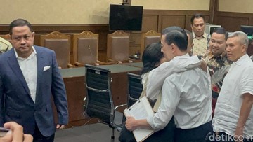 Tom Lembong Langsung Peluk Istri Usai Divonis 4,5 Tahun Penjara