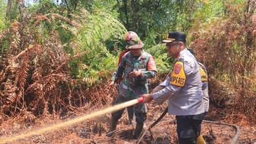 Aksi Sigap Kapolres Kampar Turun Tangan Tangani Karhutla di Rimbo Panjang