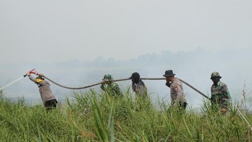 Titik Hotspot Muncul di Rokan Hilir, Kapolres-Wabup Sigap Padamkan