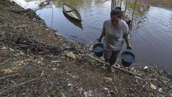 Kemarau Keringkan Sumur, Warga Muaro Jambi Andalkan Sungai untuk MCK