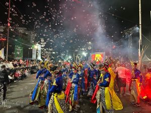 Apeksi Nite Carnival Pukau Warga Kota Kediri dengan Ande Ande Lumut
