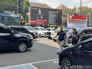King Abdi Penuhi Panggilan Polisi soal Viral Promosi Toko Miras Malang King Abdi Penuhi Panggilan Polisi soal Viral Promosi Toko Miras Malang