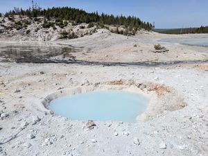 Kolam Air Biru Muncul Dadakan di Taman Nasional Yellowstone! Kolam Air Biru Muncul Dadakan di Taman Nasional Yellowstone!