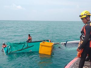 Kapal di Pangkalpinang Karam Usai Tabrak Karang, Tiga Nelayan Selamat Kapal di Pangkalpinang Karam Usai Tabrak Karang, Tiga Nelayan Selamat