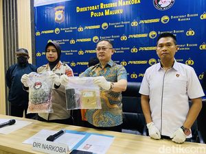 Pria di Ambon Kepergok Ambil Paket 60 Gram Sabu di Kantor Jasa Pengiriman Pria di Ambon Kepergok Ambil Paket 60 Gram Sabu di Kantor Jasa Pengiriman