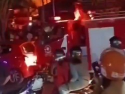 Video: Cerita di Balik Viral Mobil Damkar Seruduk Mobil yang Menghalangi