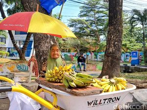 Pilu! Nenek Penjual Pisang di Palembang Dibayar Pakai Uang Palsu Pilu! Nenek Penjual Pisang di Palembang Dibayar Pakai Uang Palsu