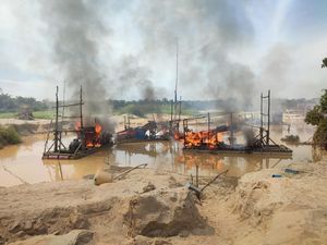 Lagi! Satgas Tertibkan Tambang Emas Ilegal di Bungo, 27 Dompeng Dibakar Lagi! Satgas Tertibkan Tambang Emas Ilegal di Bungo, 27 Dompeng Dibakar